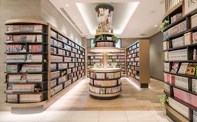 クインテッサホテル大阪心斎橋 Comic&Books